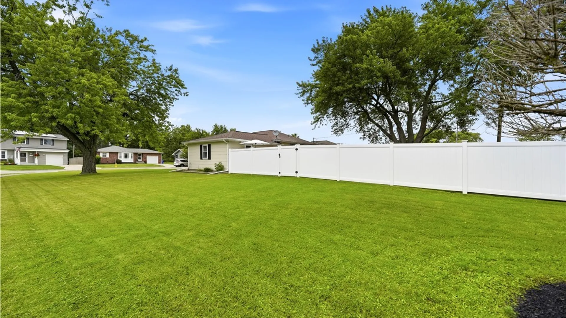 Property at 72 Greenmeadow Drive, West Seneca, NY 14224 10