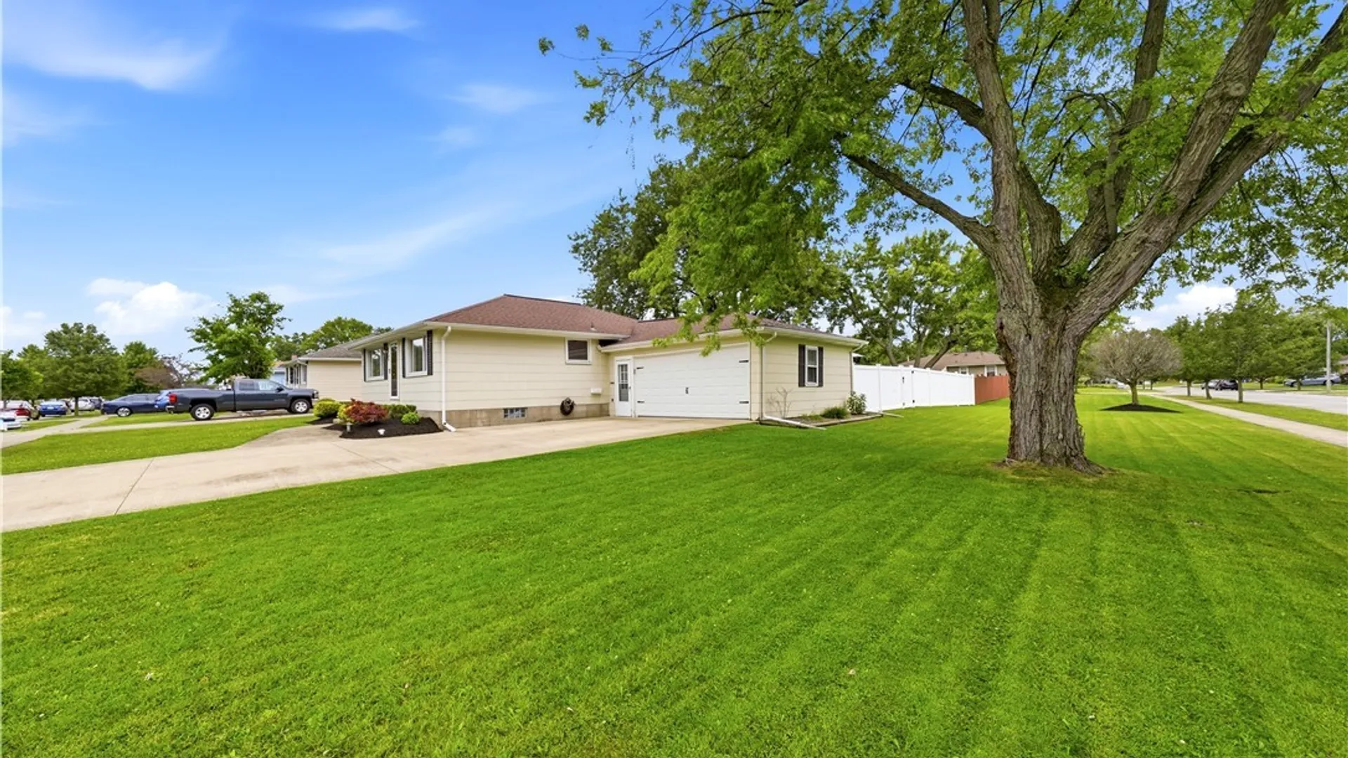 Property at 72 Greenmeadow Drive, West Seneca, NY 14224 11