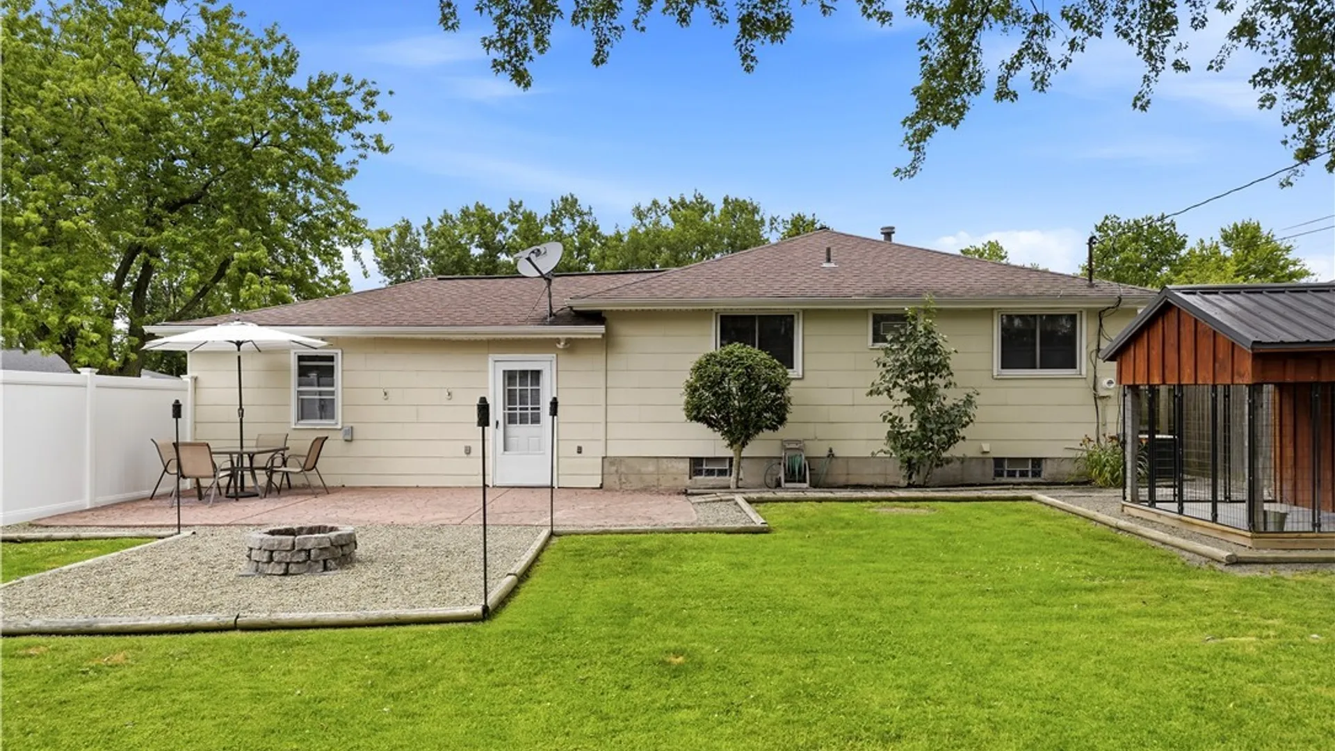 Property at 72 Greenmeadow Drive, West Seneca, NY 14224 4