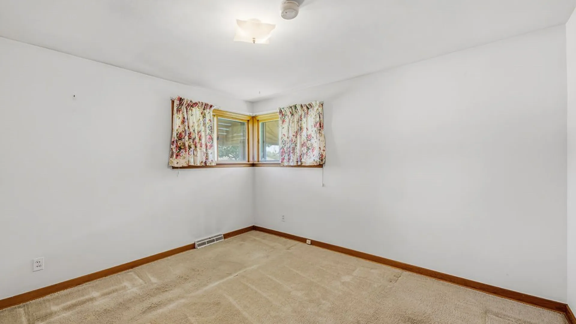 Property at 27 Dennis Lane, Cheektowaga, NY 14227 12
