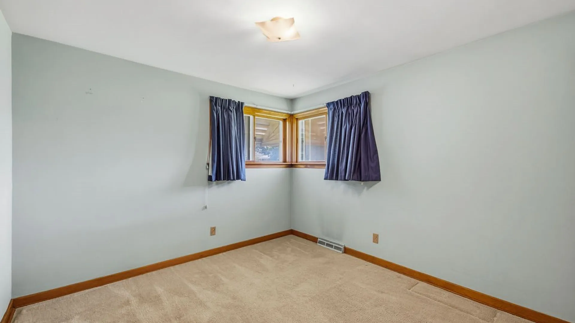 Property at 27 Dennis Lane, Cheektowaga, NY 14227 14