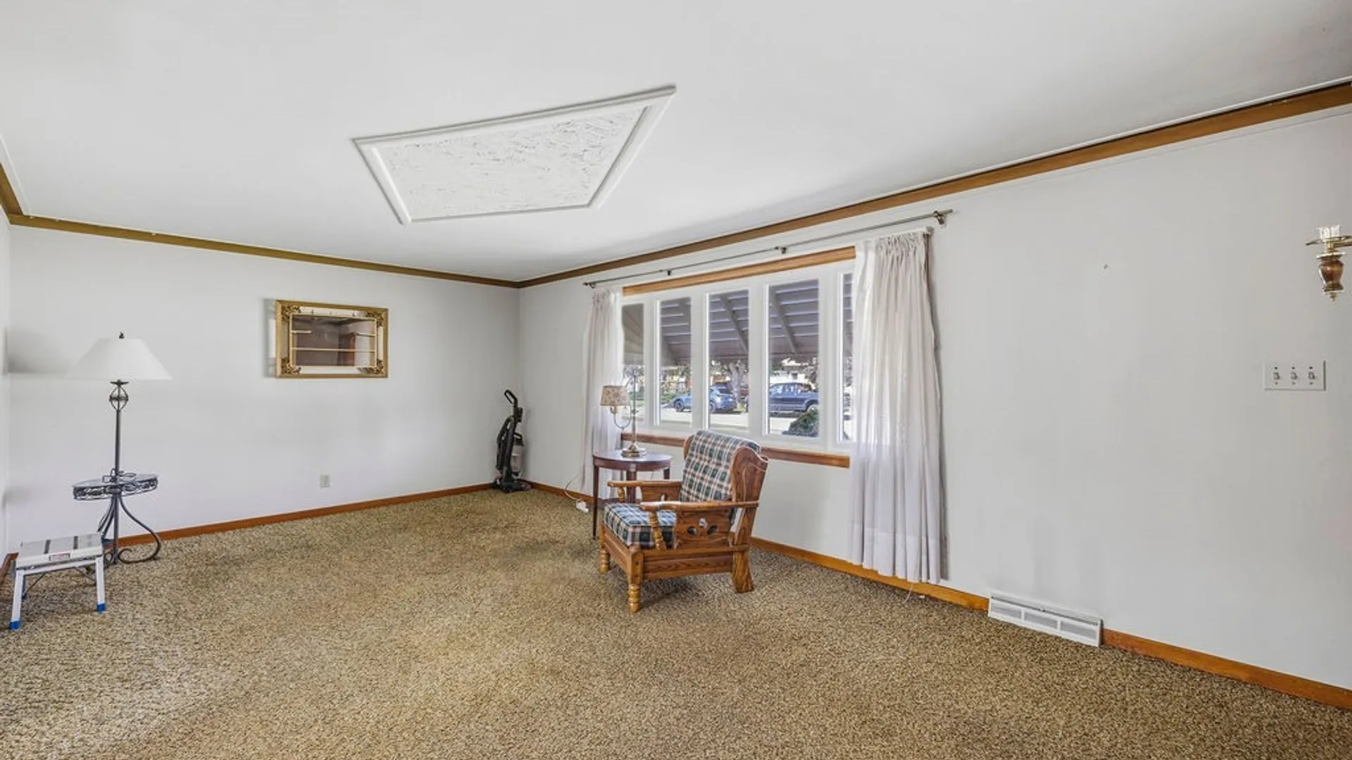 Property at 27 Dennis Lane, Cheektowaga, NY 14227 9