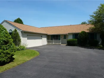 Property at 6113 Rossland Cir, Cicero, NY 13039