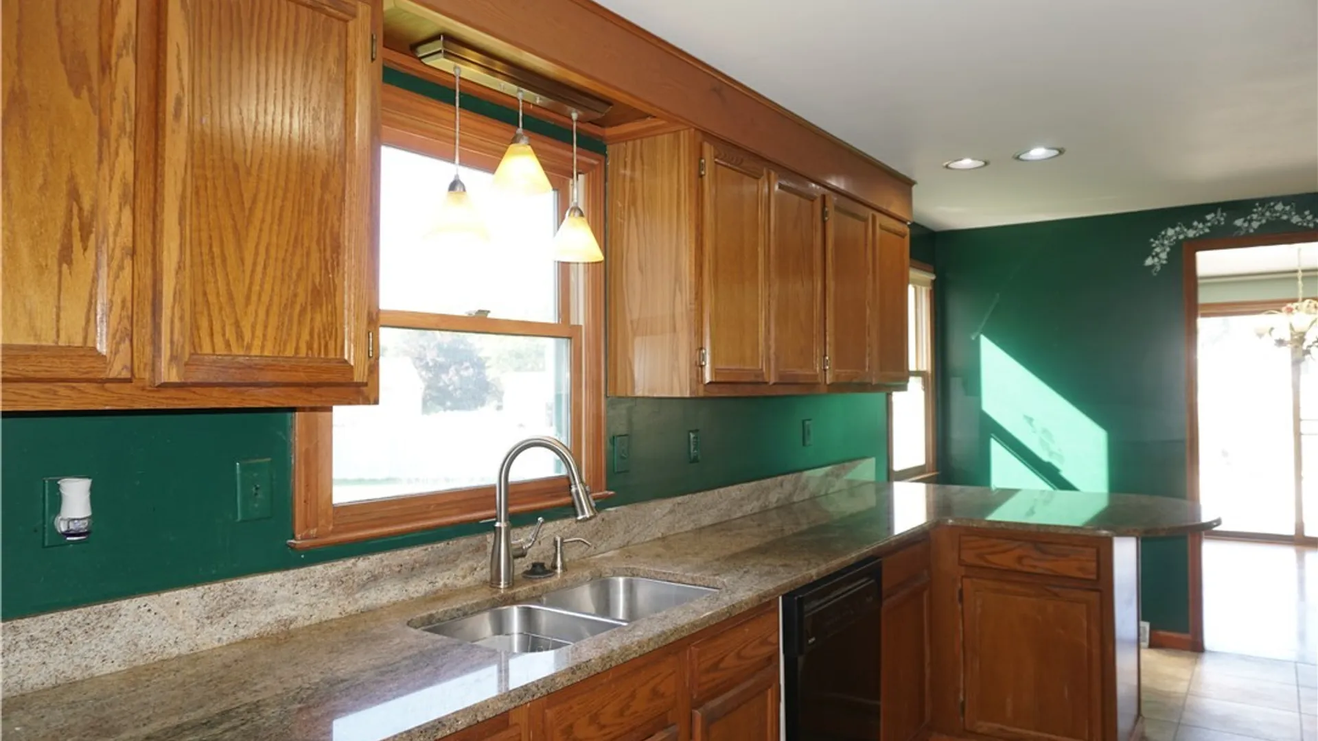 Property at 6113 Rossland Cir, Cicero, NY 13039 22