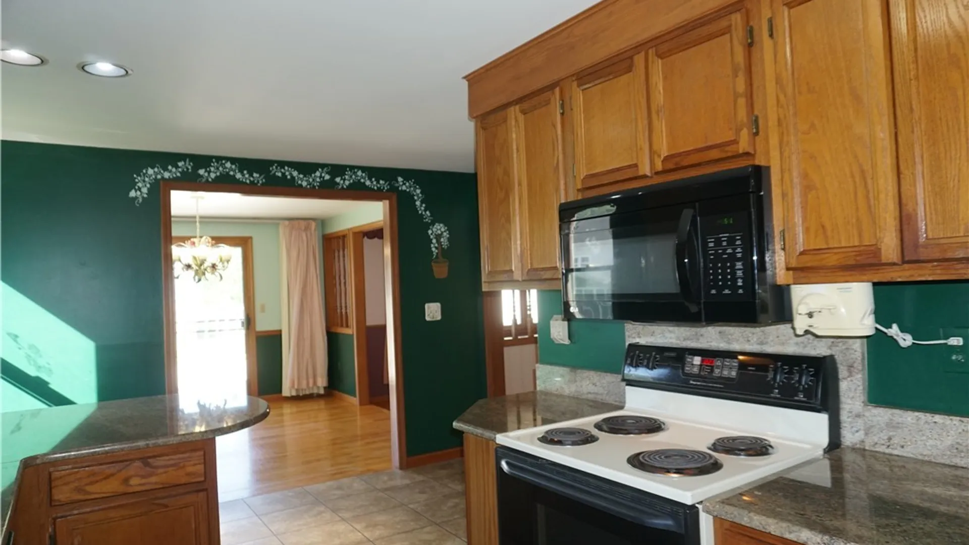 Property at 6113 Rossland Cir, Cicero, NY 13039 23