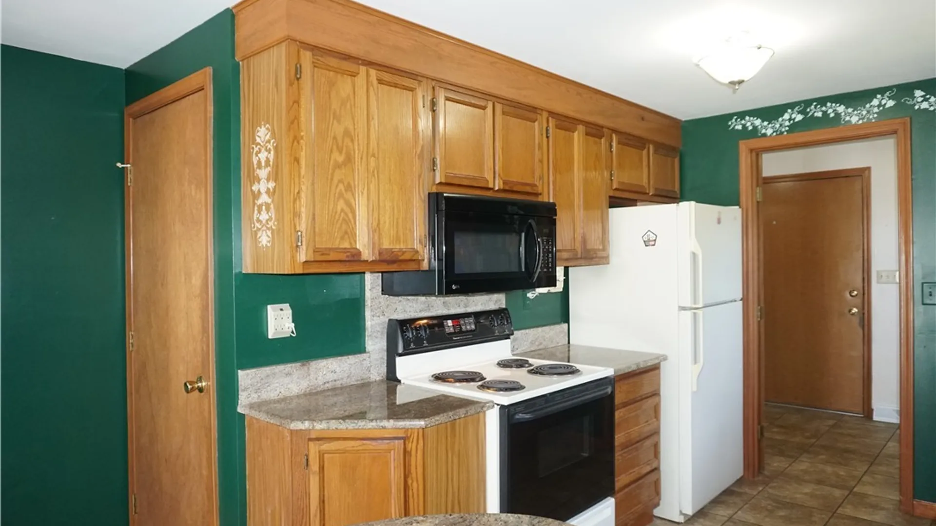 Property at 6113 Rossland Cir, Cicero, NY 13039 24