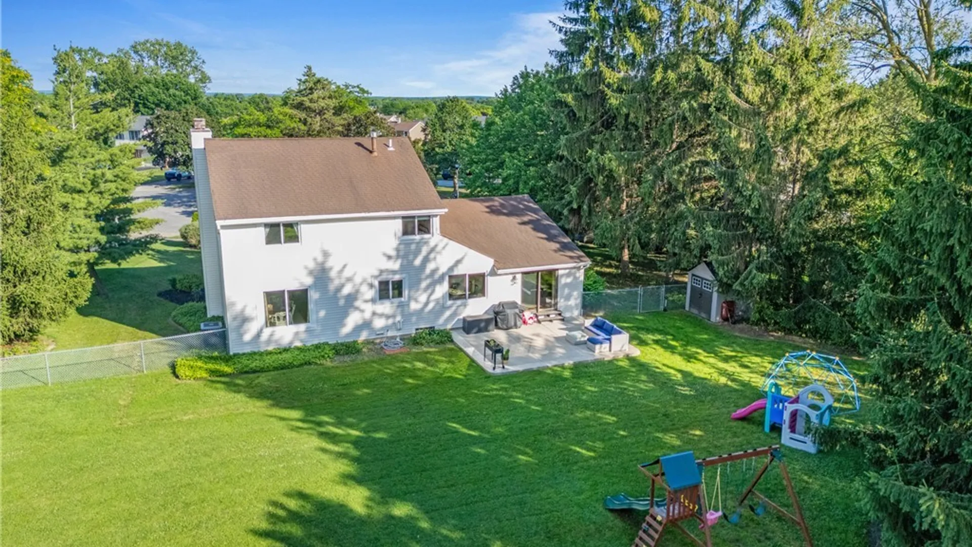 Property at 17 Birchwood Cmn, Lancaster, NY 14086 4