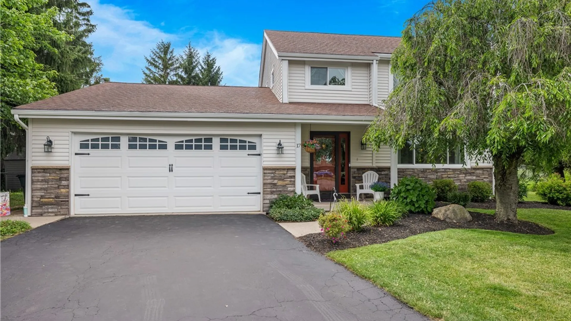 Property at 17 Birchwood Cmn, Lancaster, NY 14086 45
