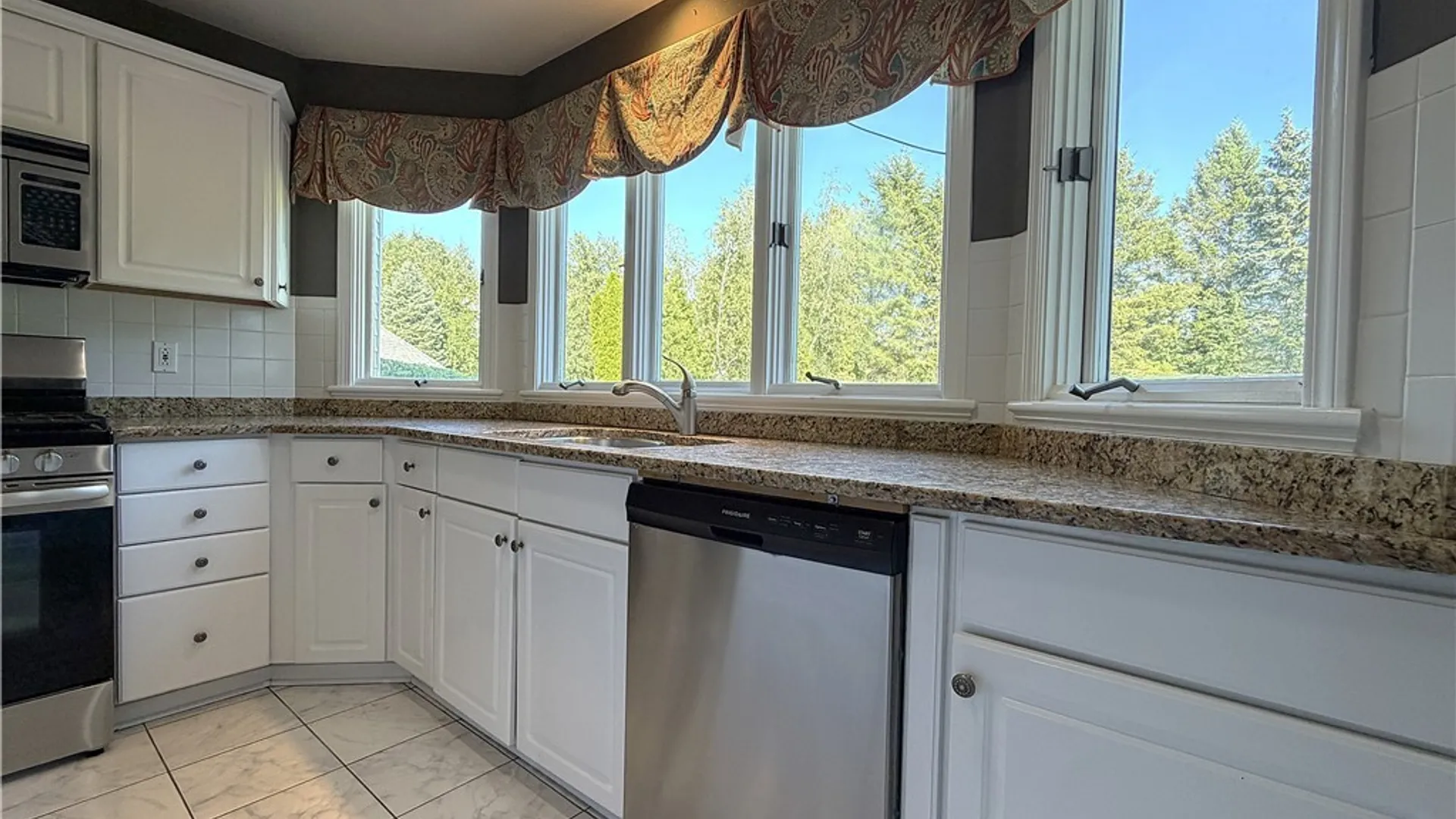 Property at 5545 Country Club Lane, Hamburg, NY 14075 9