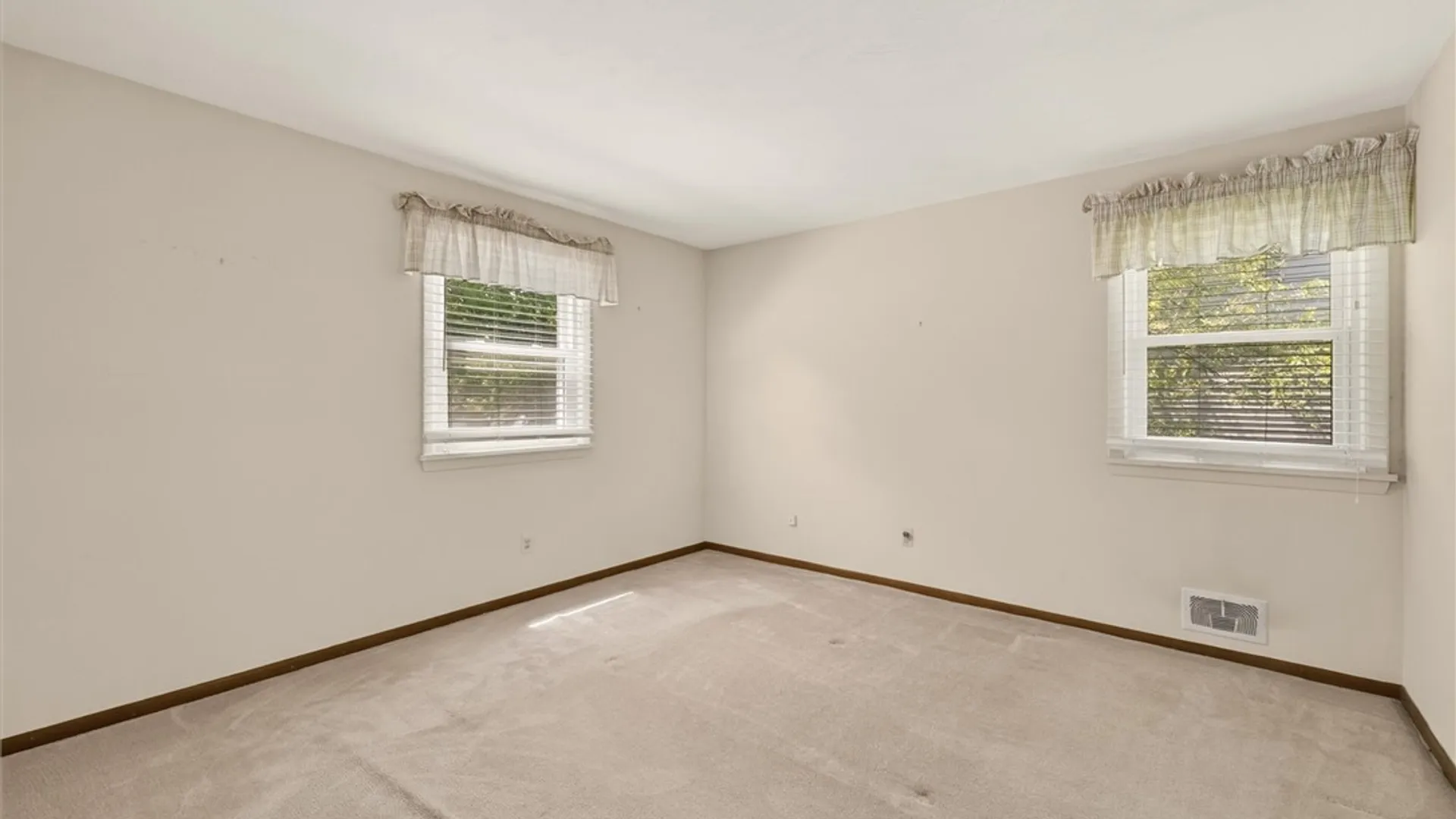 Property at 11 Parkwood Lane, Penfield, NY 14526 38