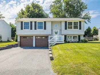 Property at 10 Coachlight Circle, Farmington, NY 14425
