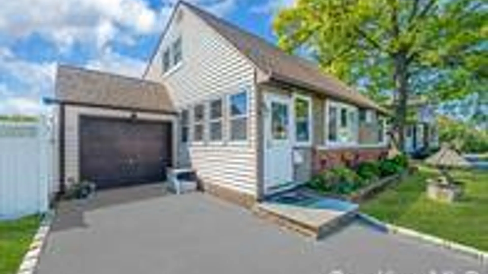 Property at 508 Davis St, North Babylon, NY 11703 3