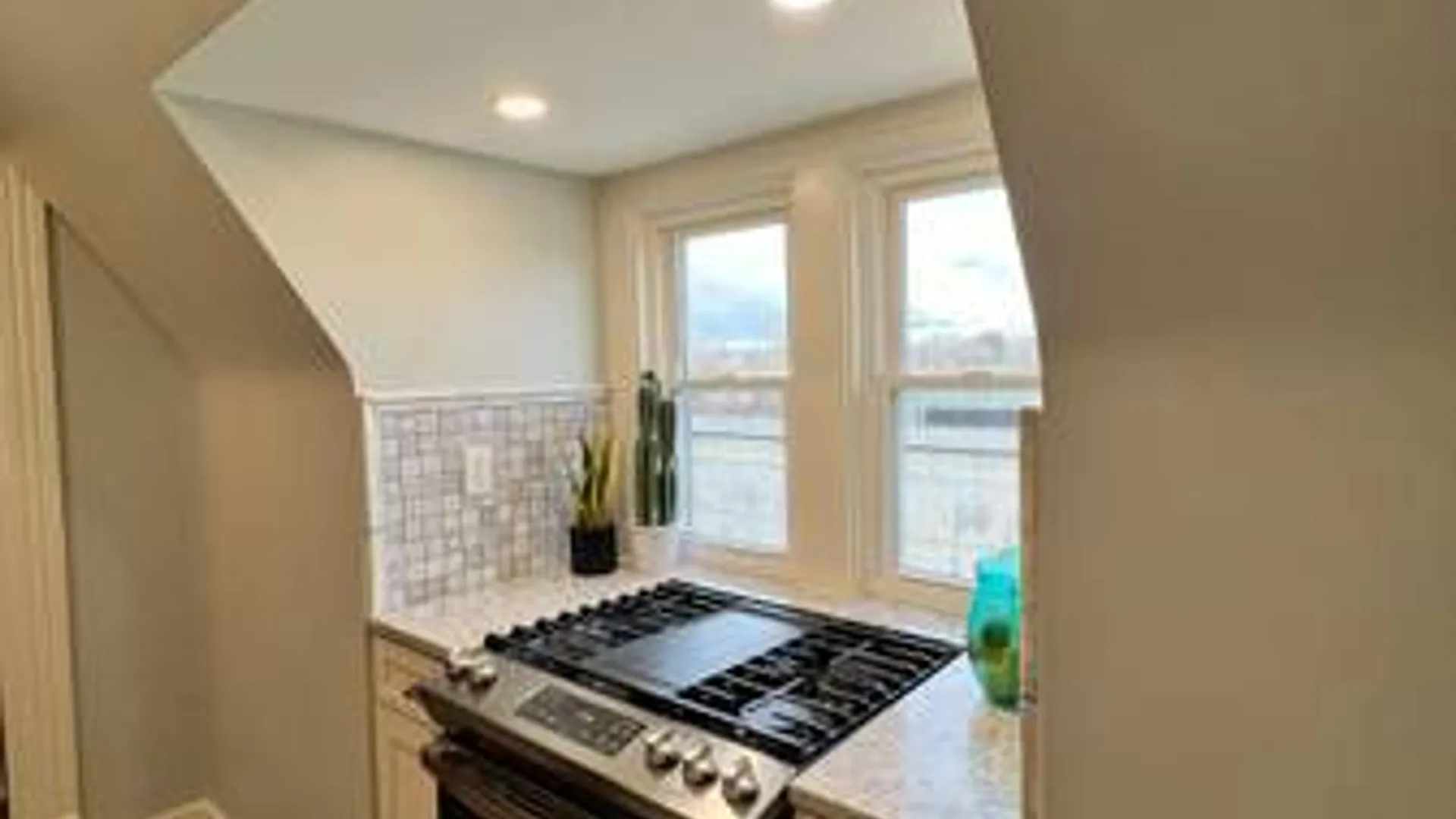 Property at 10 Washington Ave, Schenectady, NY 12305 2