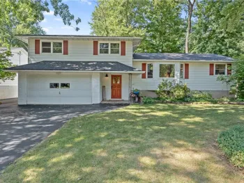 Property at 211 Donlin Drive, Salina, NY 13088