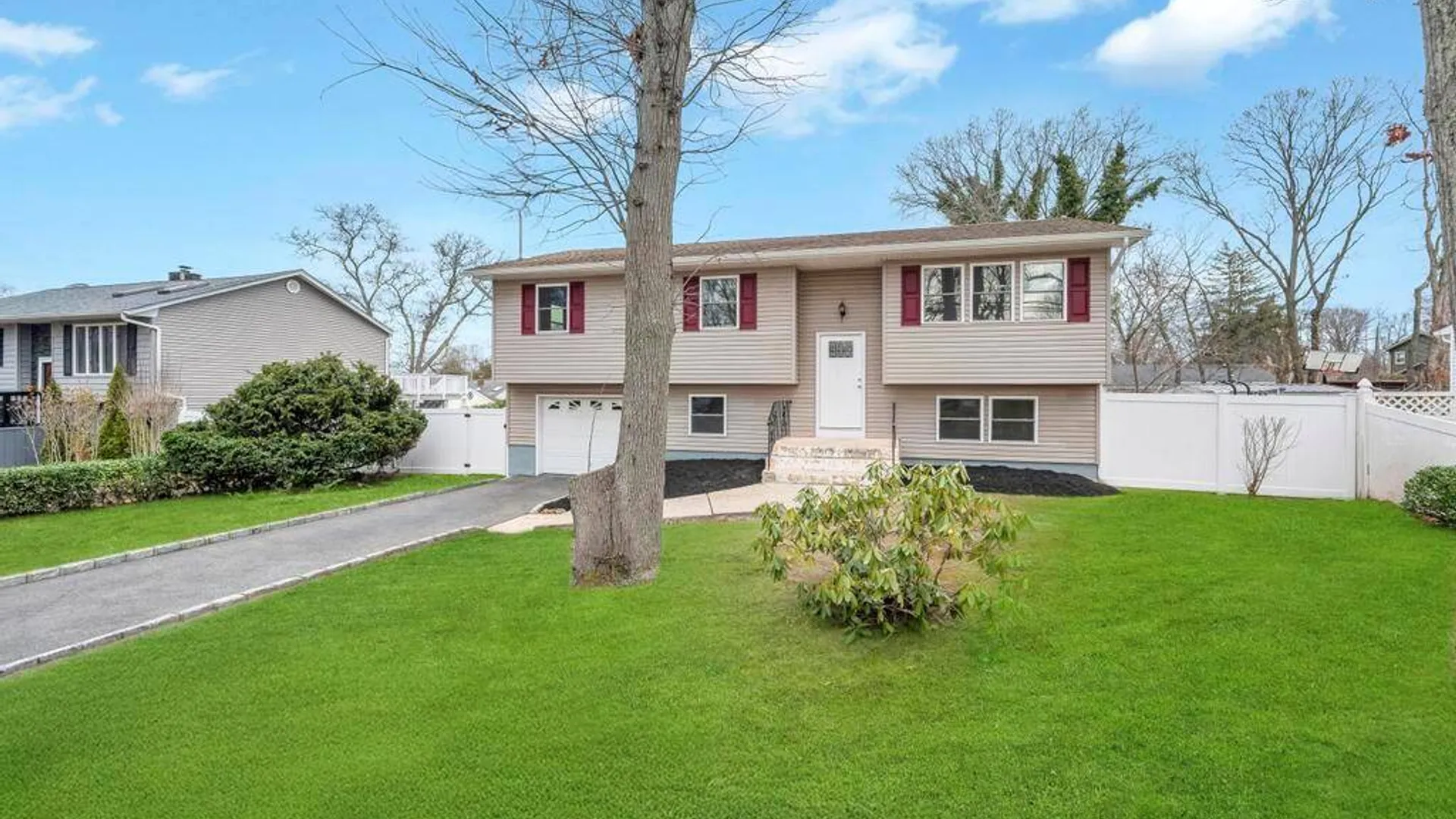 Property at 339 Avenue B, Ronkonkoma, NY 11779 3