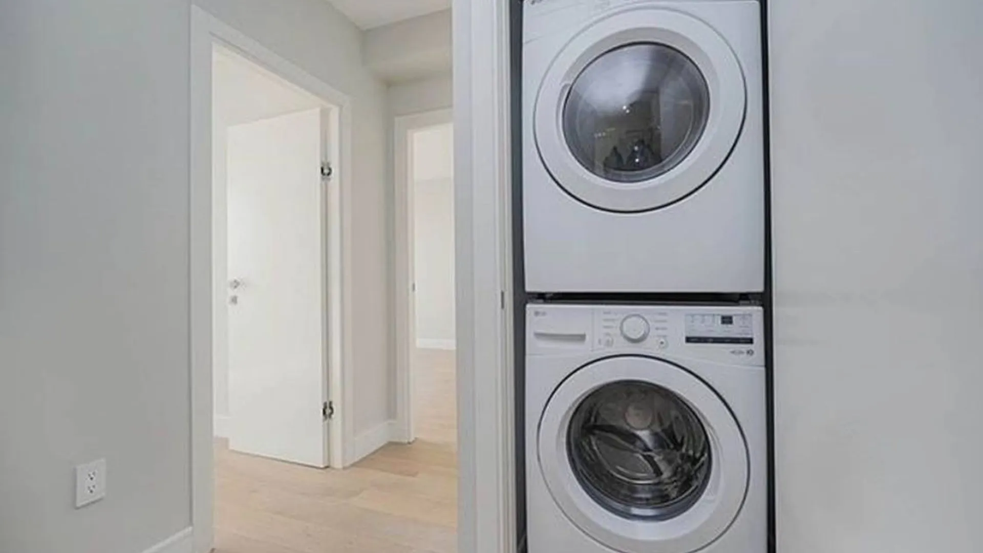 Property at 40 Oceana Dr W, Brooklyn, NY 11235 10