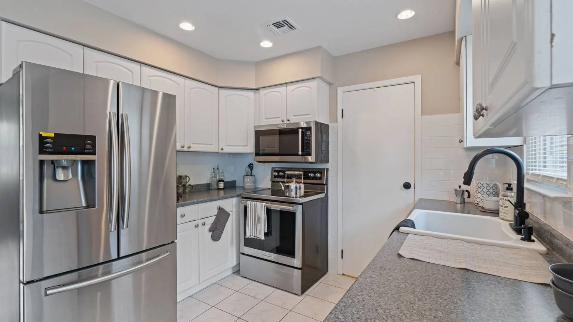 Property at 7 Merrimac Ct, Coram, NY 11727 9