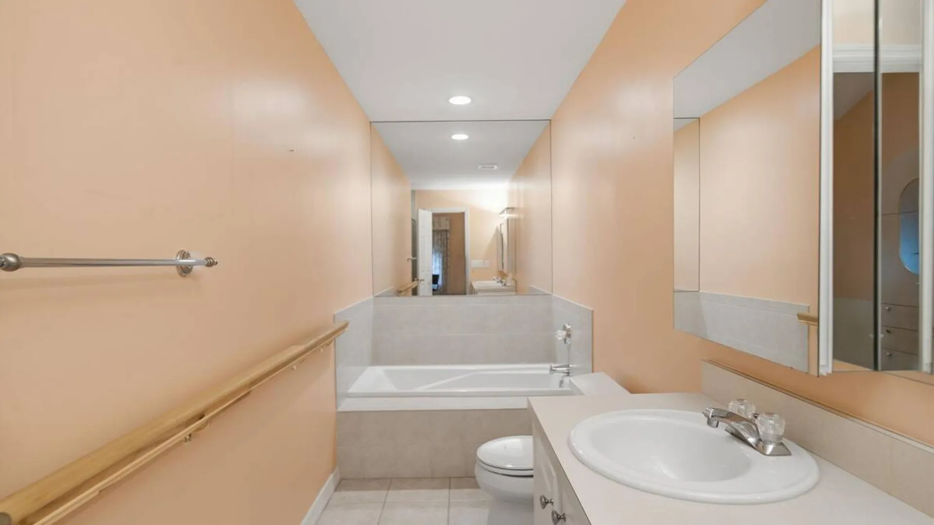 Property at 72 Paddington Circle, Smithtown, NY 11787 17