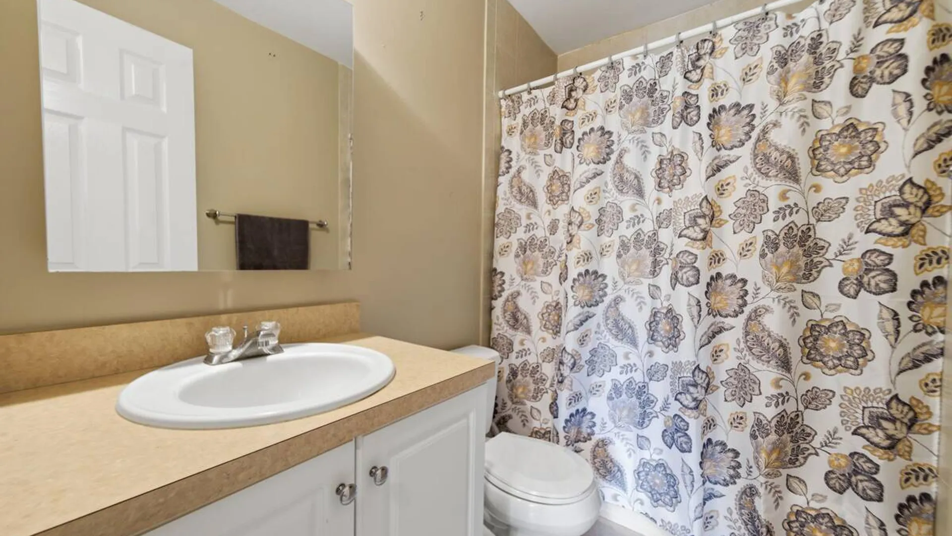 Property at 72 Paddington Circle, Smithtown, NY 11787 21