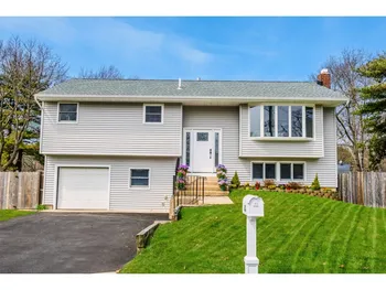Property at 22 Roslyn Ct, East Patchogue, NY 11772