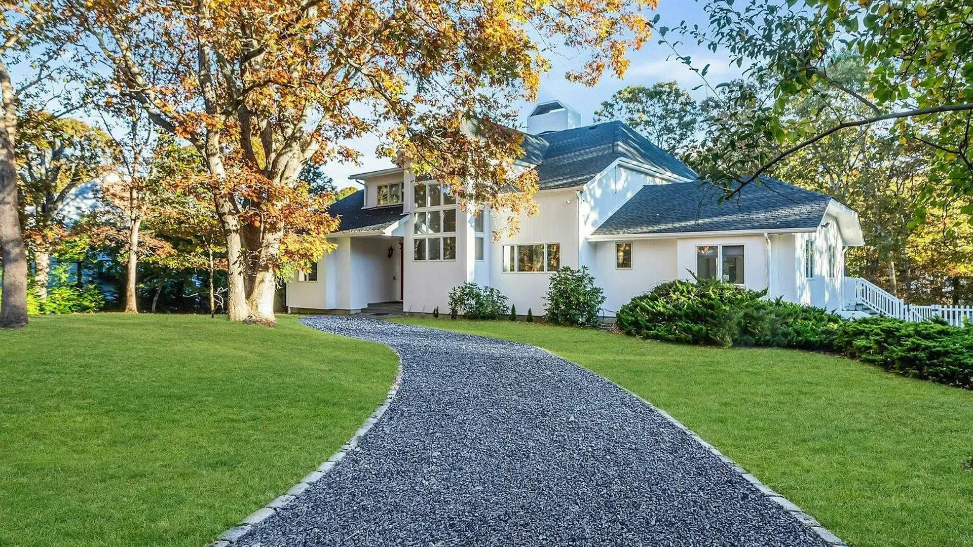 Property at 19 Bay Woods Dr, Hampton Bays, NY 11946 6