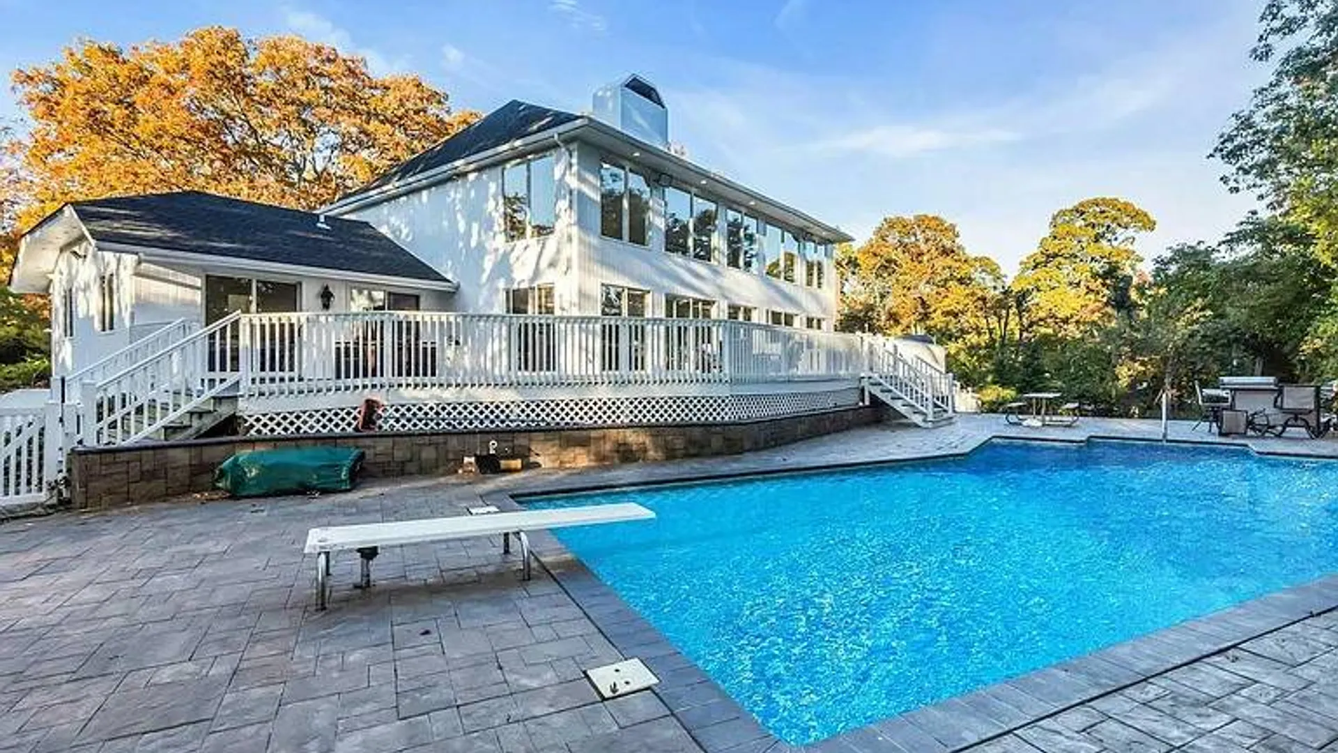 Property at 19 Bay Woods Dr, Hampton Bays, NY 11946 9