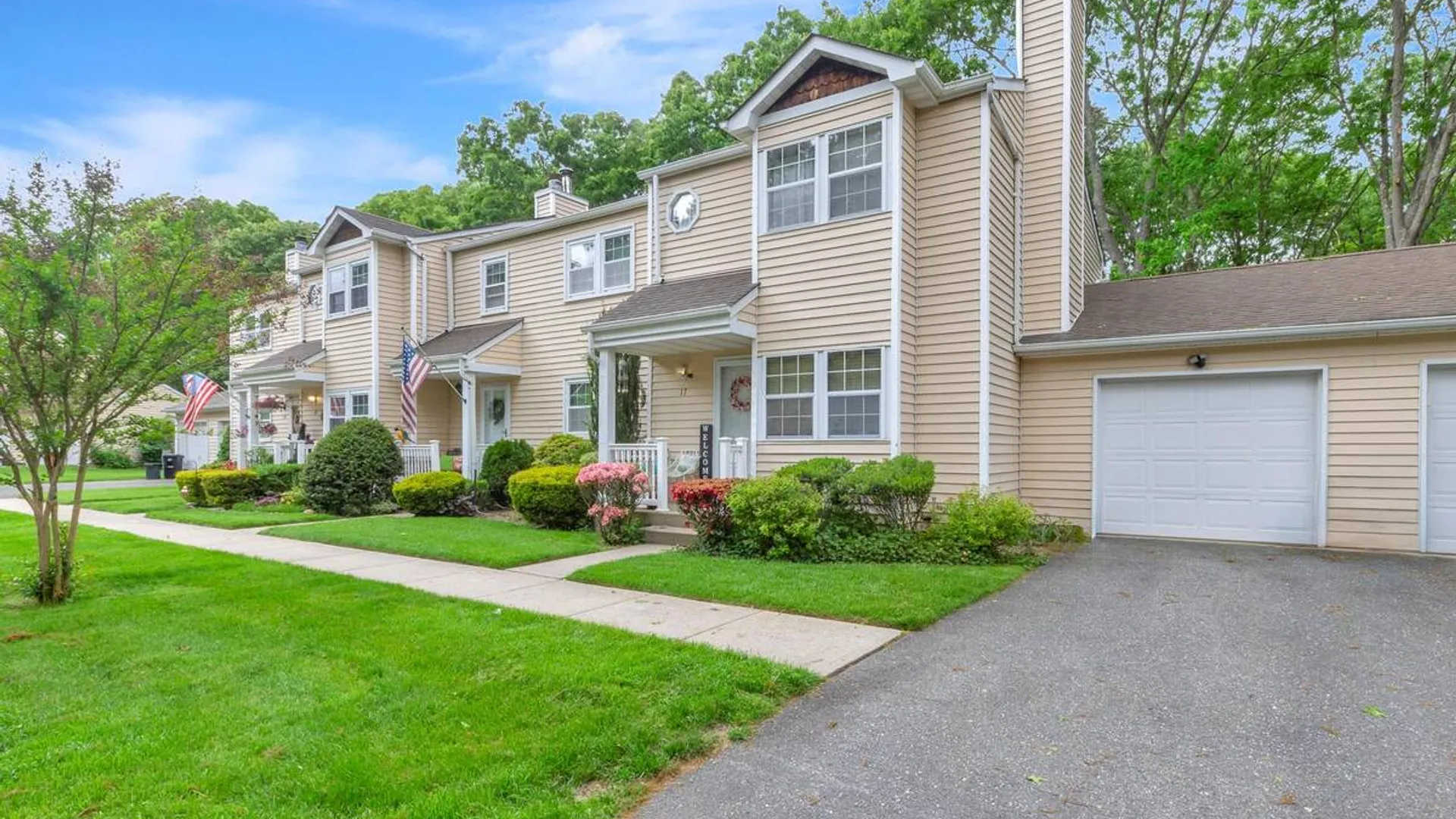 Property at 17 Stone Commons, Yaphank, NY 11980 7