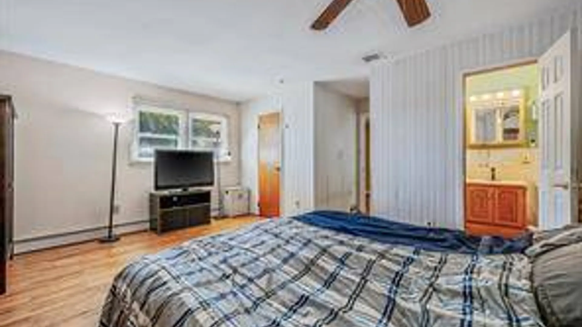 Property at 18 Deer Park Blvd, Deer Park, NY 11729 33