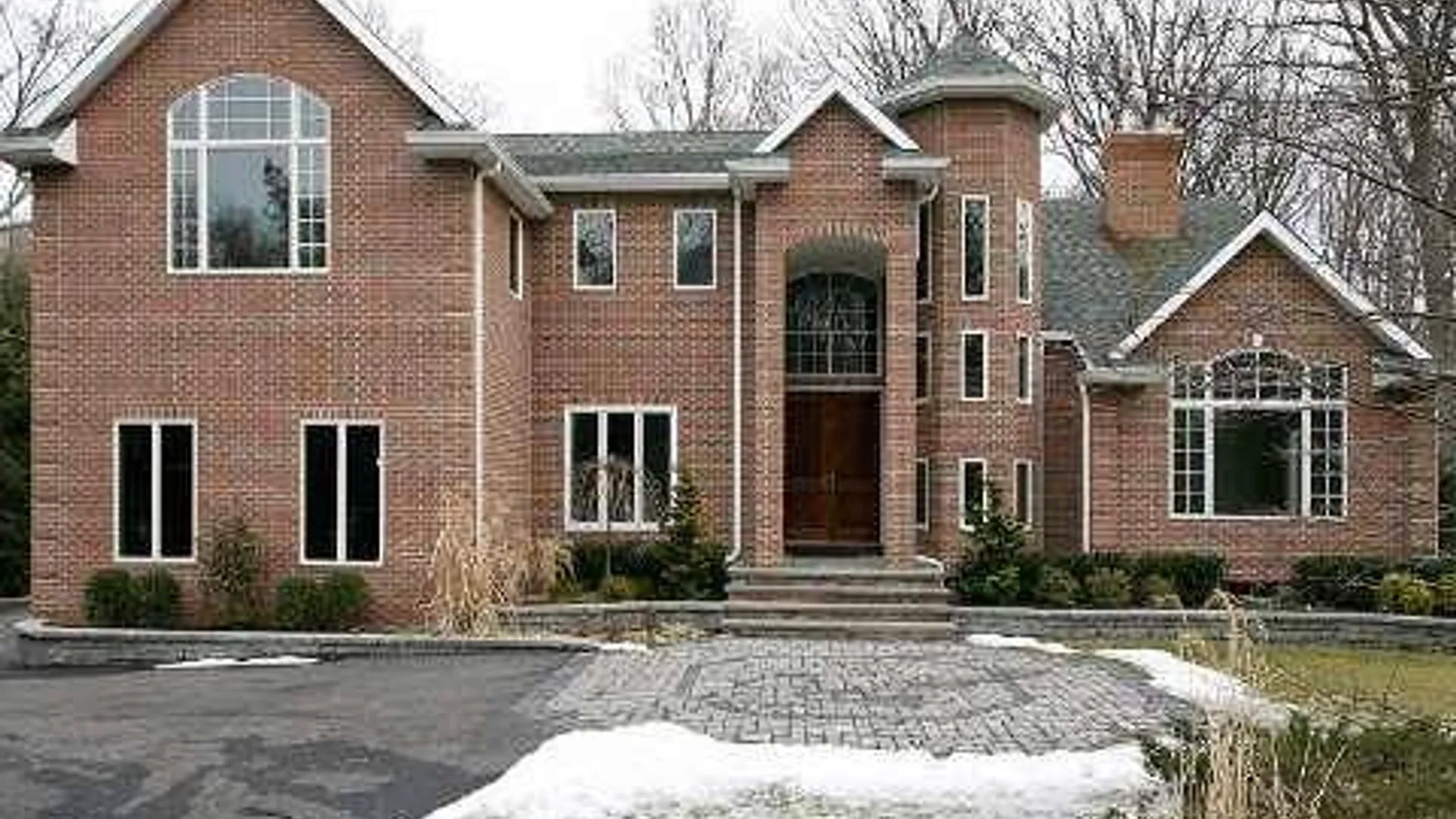 Property at 589 Landing Avenue, Smithtown, NY 11787 3