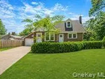 Property at 44 Elizabeth Ave, Smithtown, NY 11787