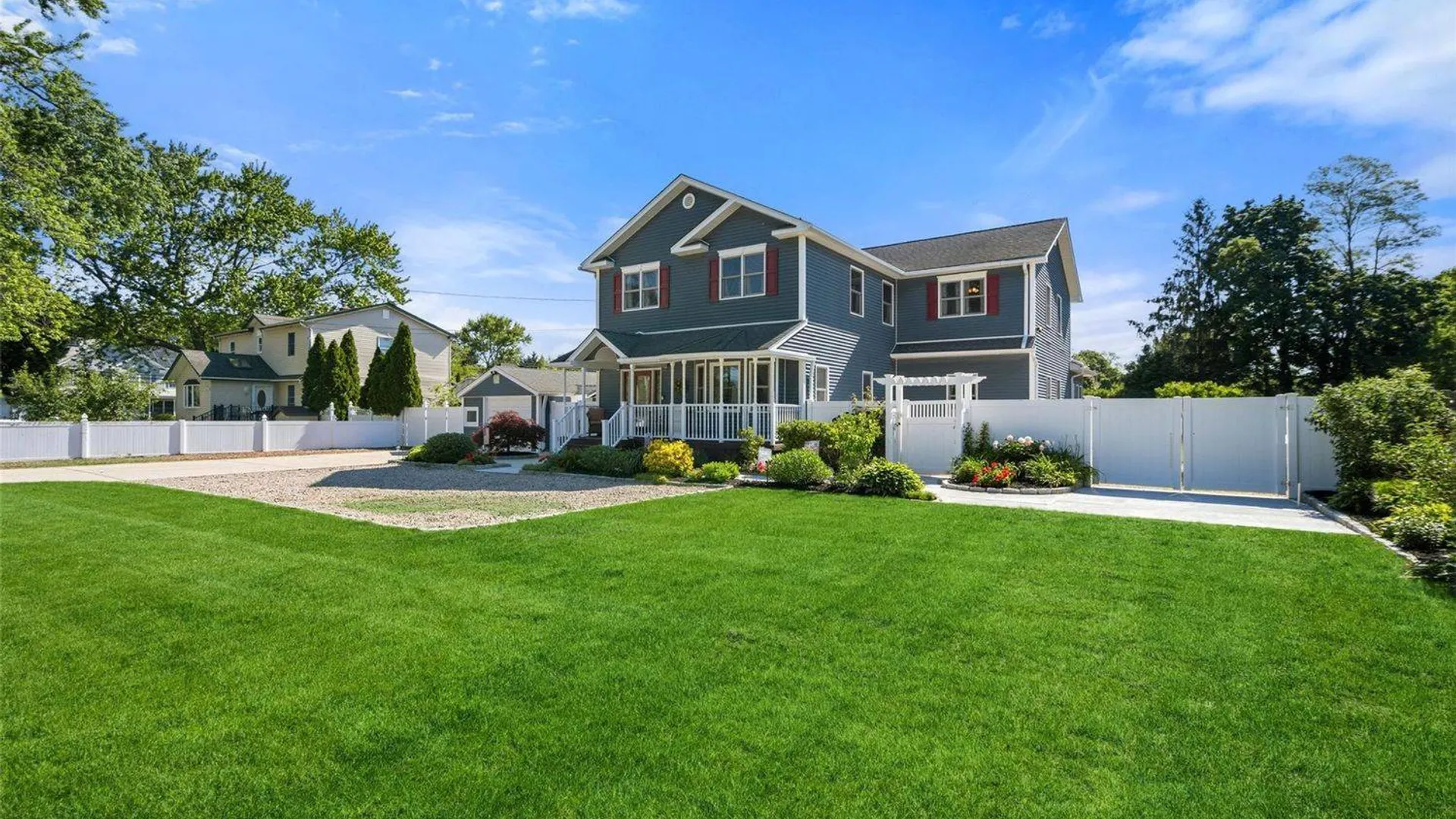 Property at 2185 Sycamore Ave, Ronkonkoma, NY 11779 3