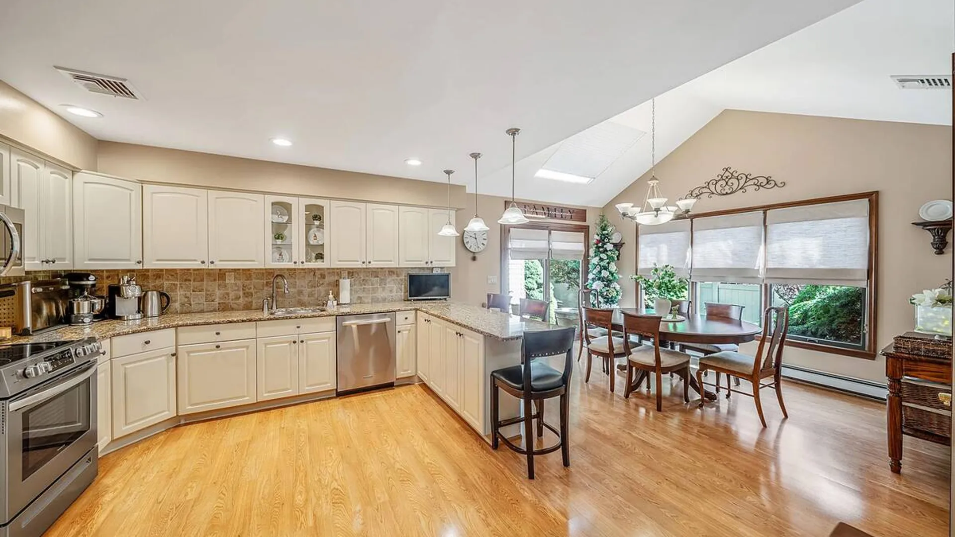 Property at 16 Lakecrest Lane, Ronkonkoma, NY 11779 11