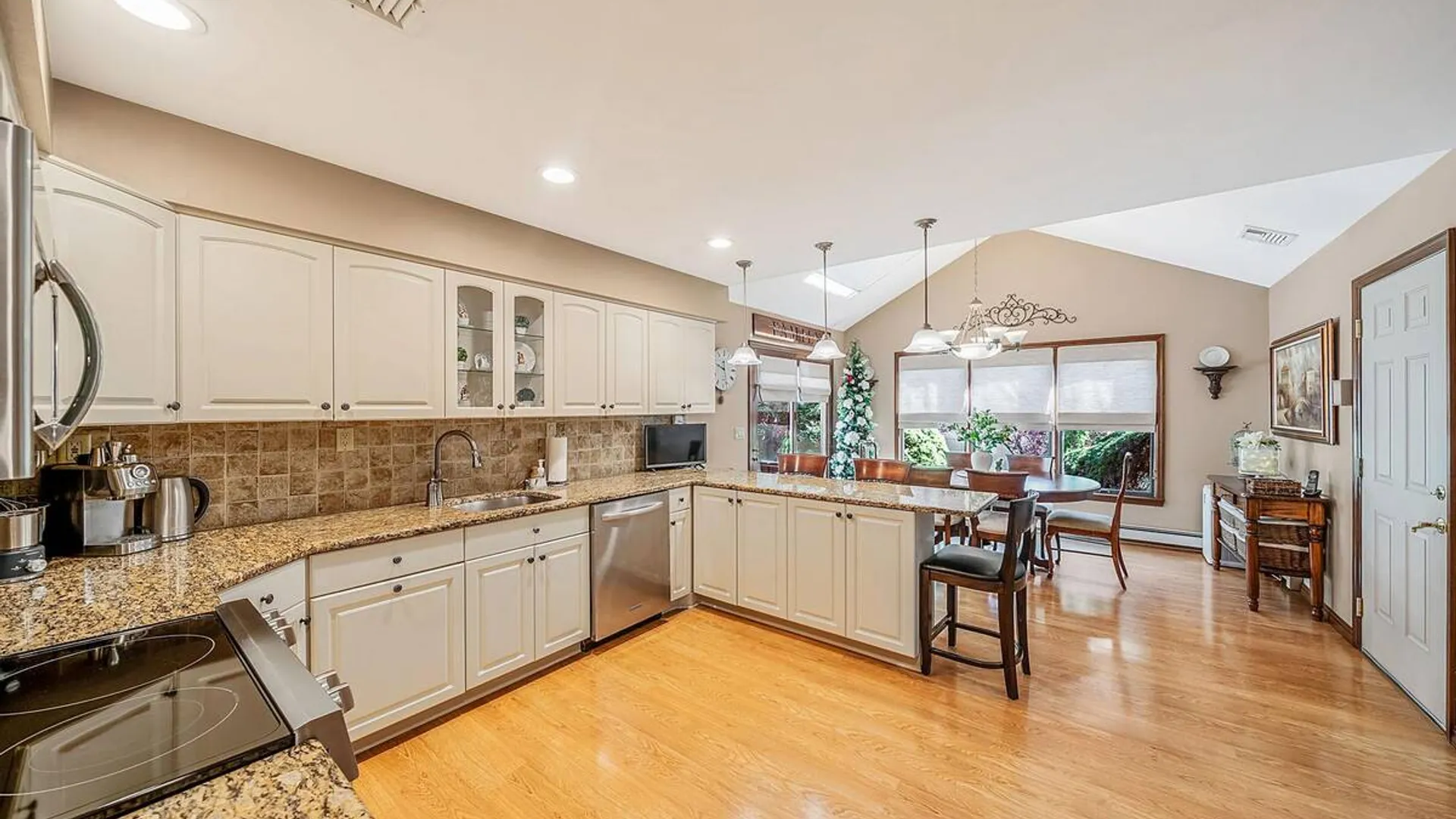 Property at 16 Lakecrest Lane, Ronkonkoma, NY 11779 13