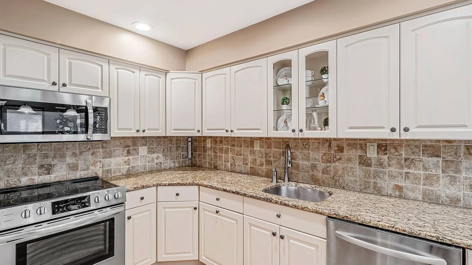 Property at 16 Lakecrest Lane, Ronkonkoma, NY 11779 14