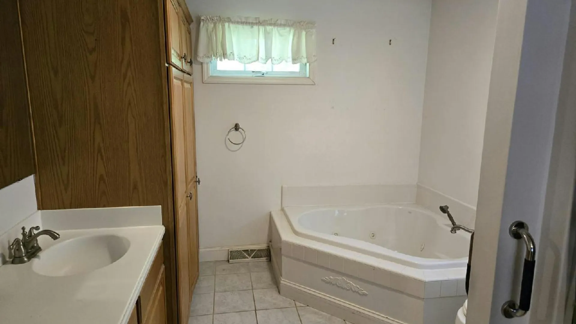 Property at 1407-274 Middle Rd, Calverton, NY 11933 8
