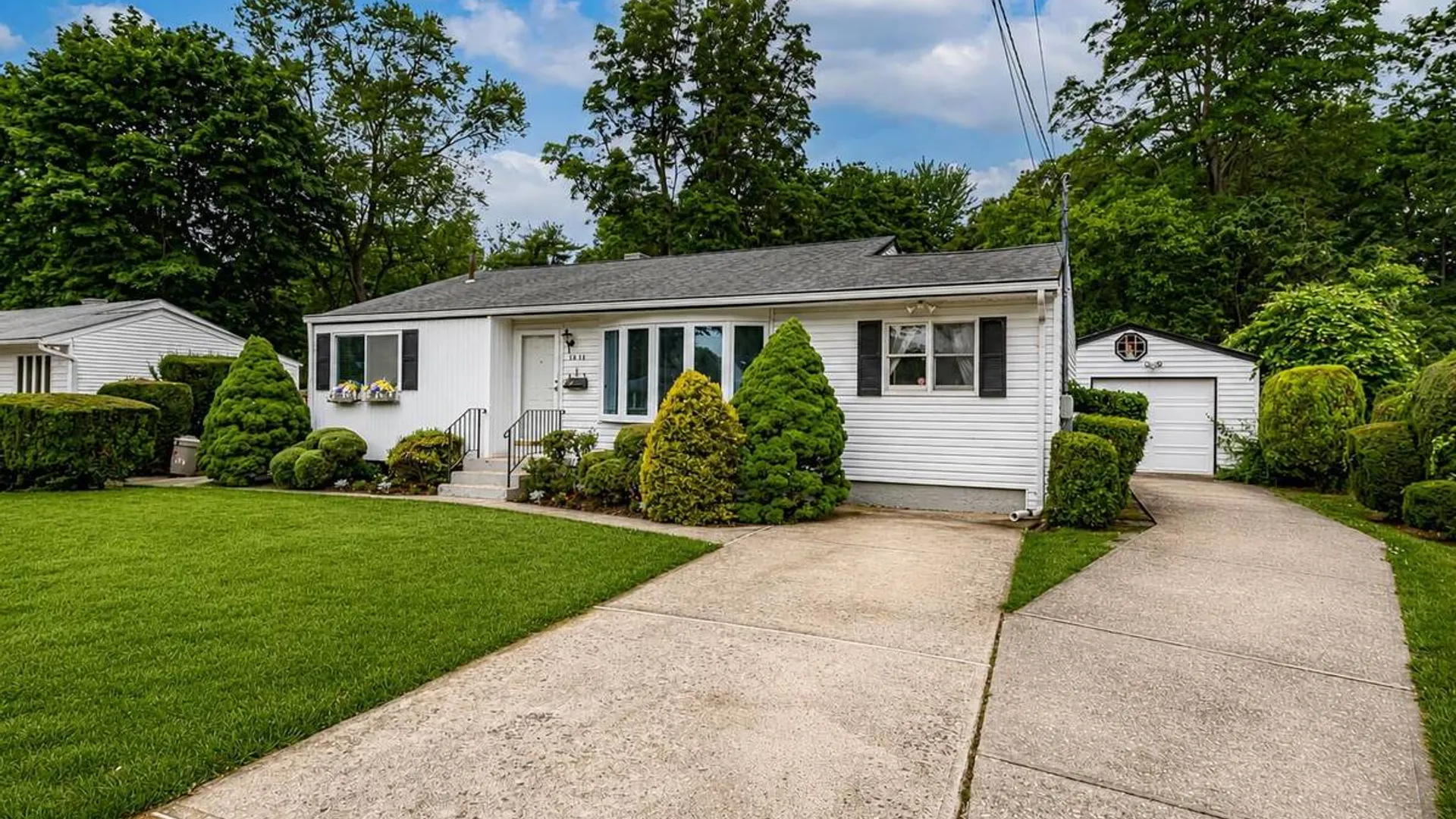 Property at 1614 N Gardiner Drive, Bay Shore, NY 11706 36
