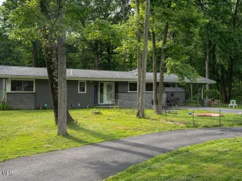 Property at 18 W Skyview Drive, Colonie, NY 12047
