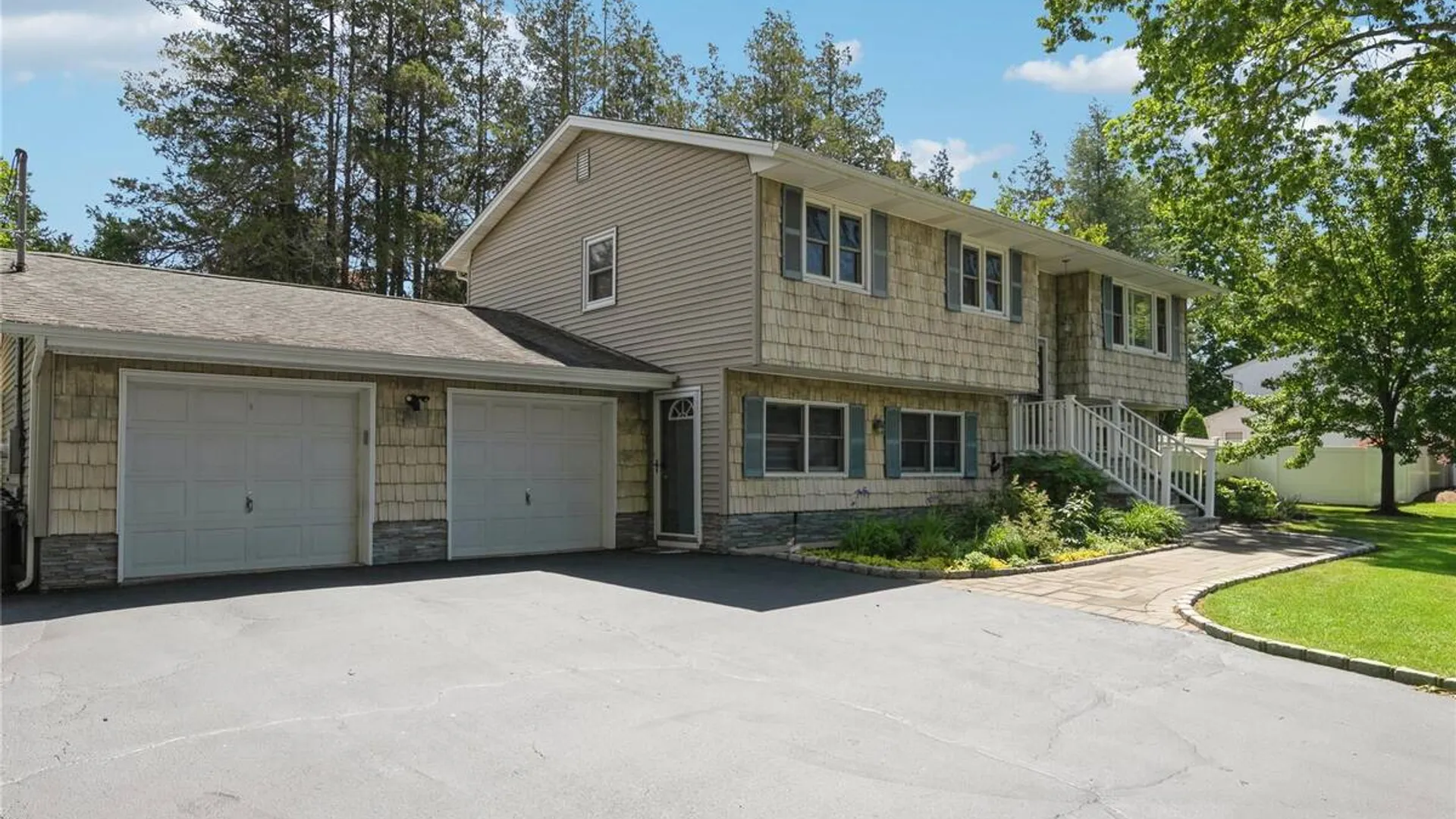 Property at 115 Clarendon Road, Ronkonkoma, NY 11779 3
