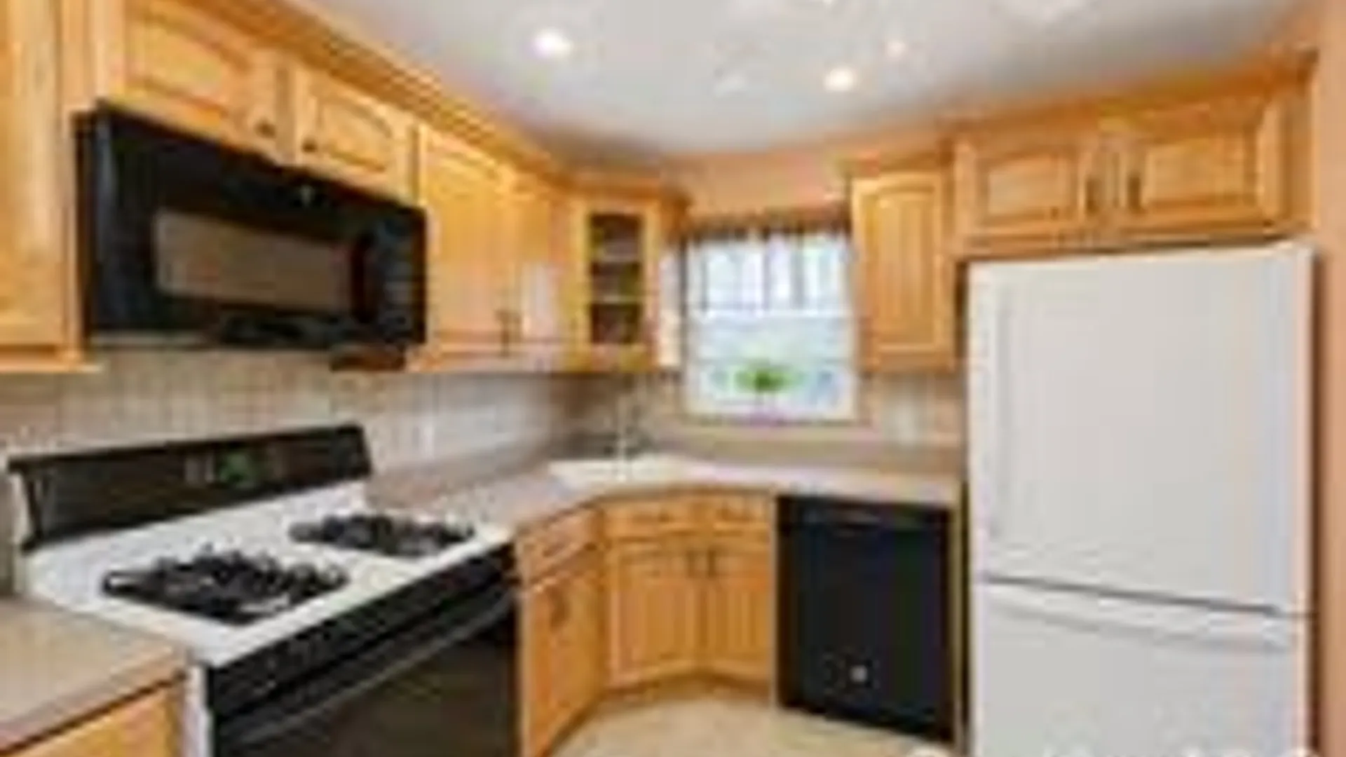 Property at 33 Wilshire Drive, North Babylon, NY 11703 13