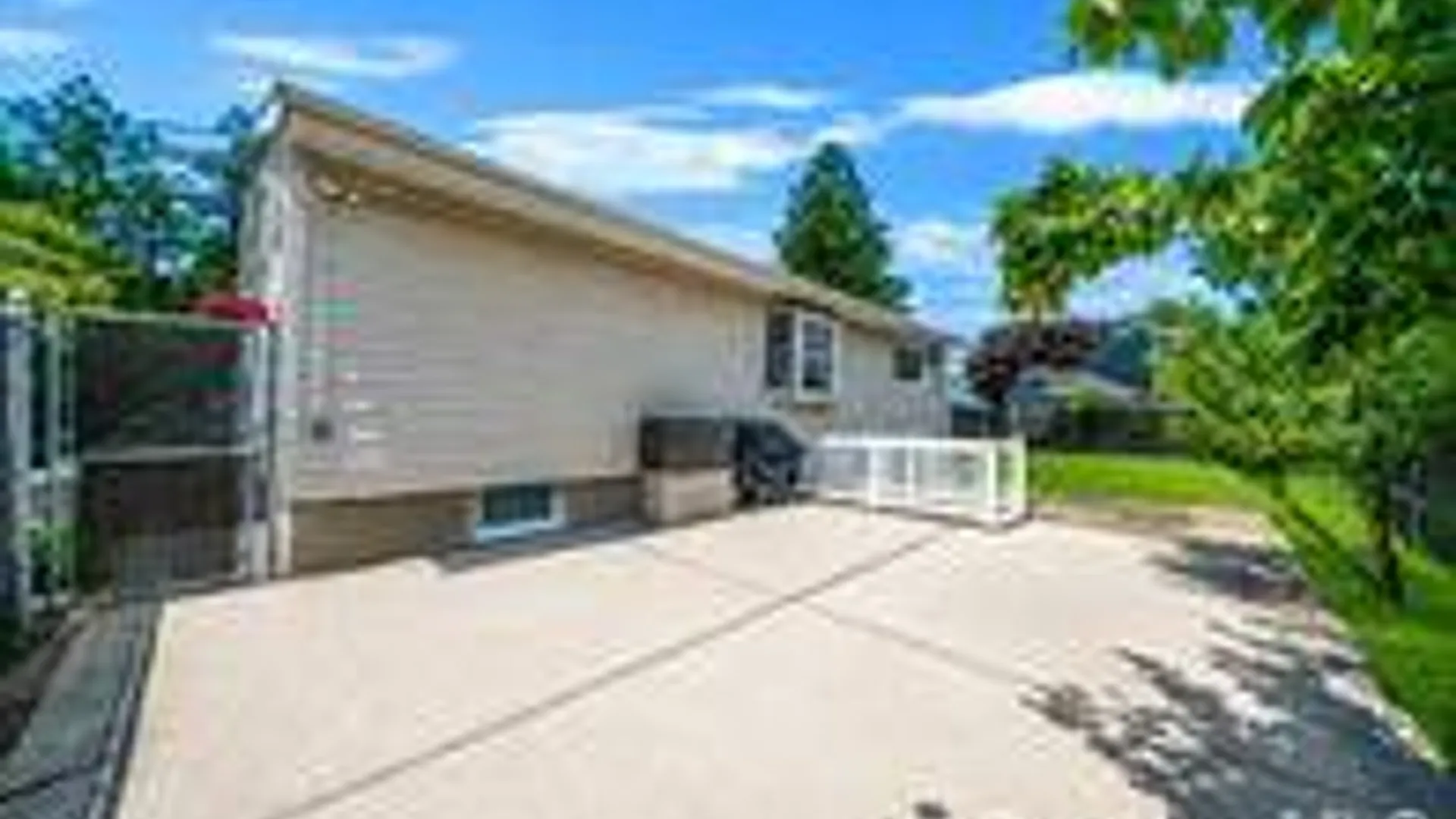 Property at 33 Wilshire Drive, North Babylon, NY 11703 6