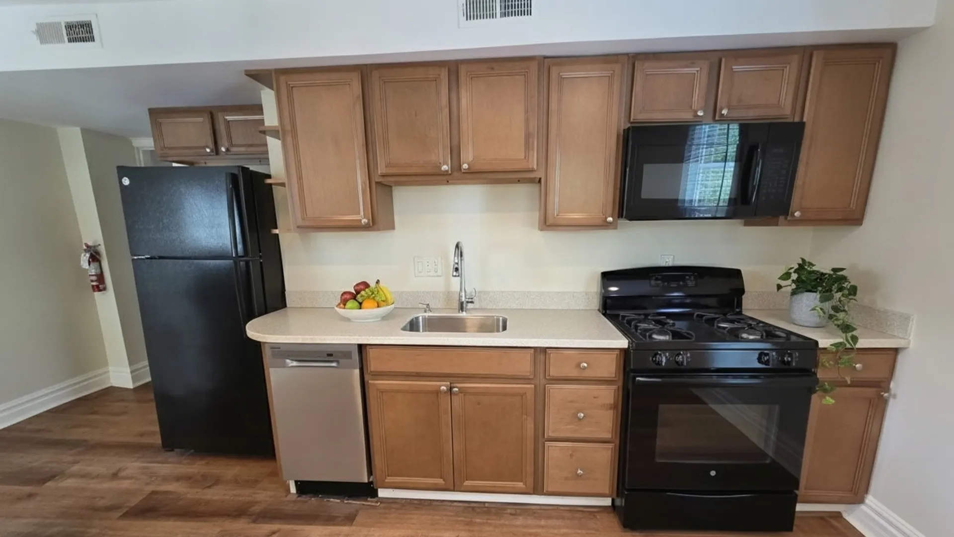 Property at 10 Washington Ave, Schenectady, NY 12305 2