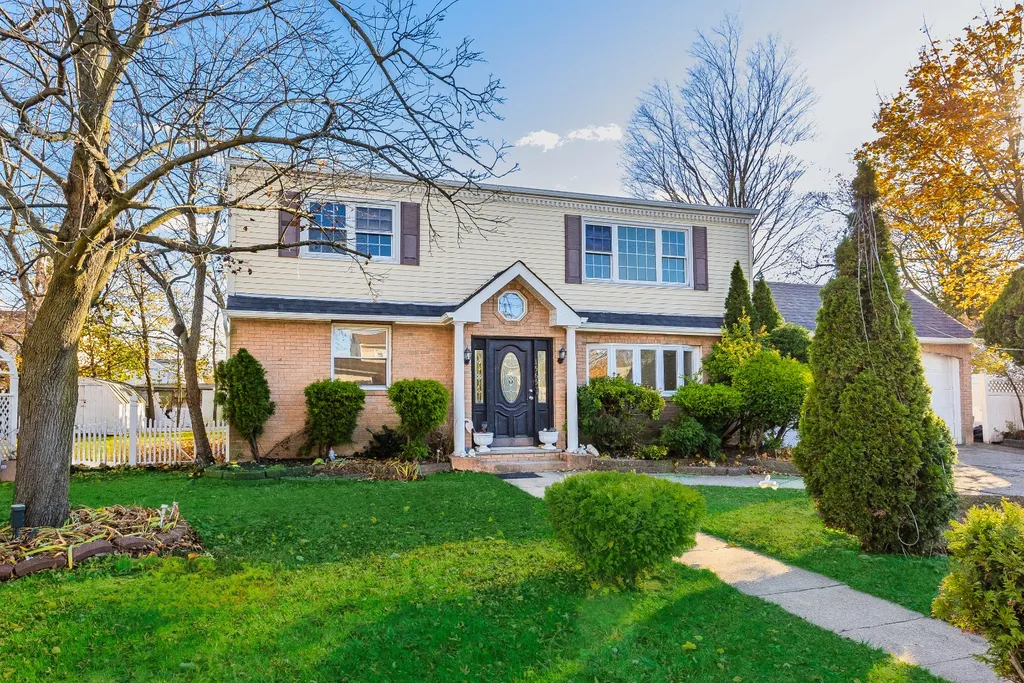 Property at 1565 10th St, West Babylon, NY 11704