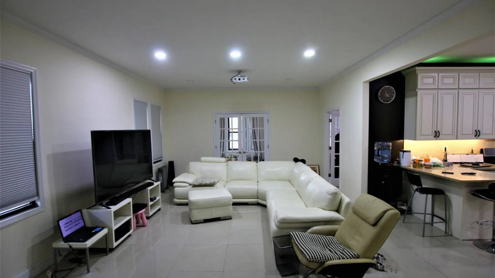 Property at 33-81 164 st, Flushing, NY 11358 3