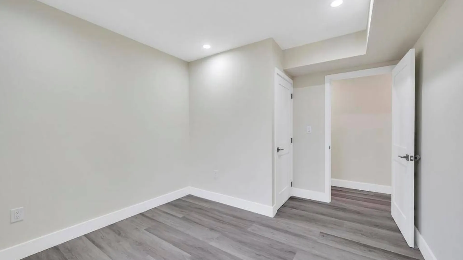 Property at 38-22 56 Street, New York, NY 11377 34