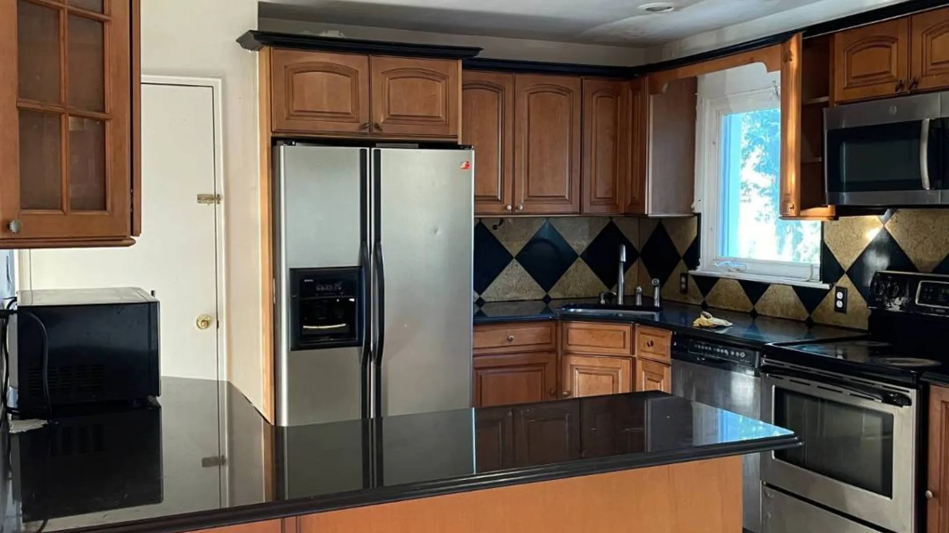 Property at 9 FORDHAM RD, Hicksville, NY 11801 3