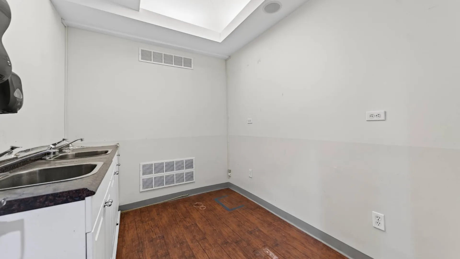 Property at 142-05 Roosevelt Ave, Flushing, NY 11354 7
