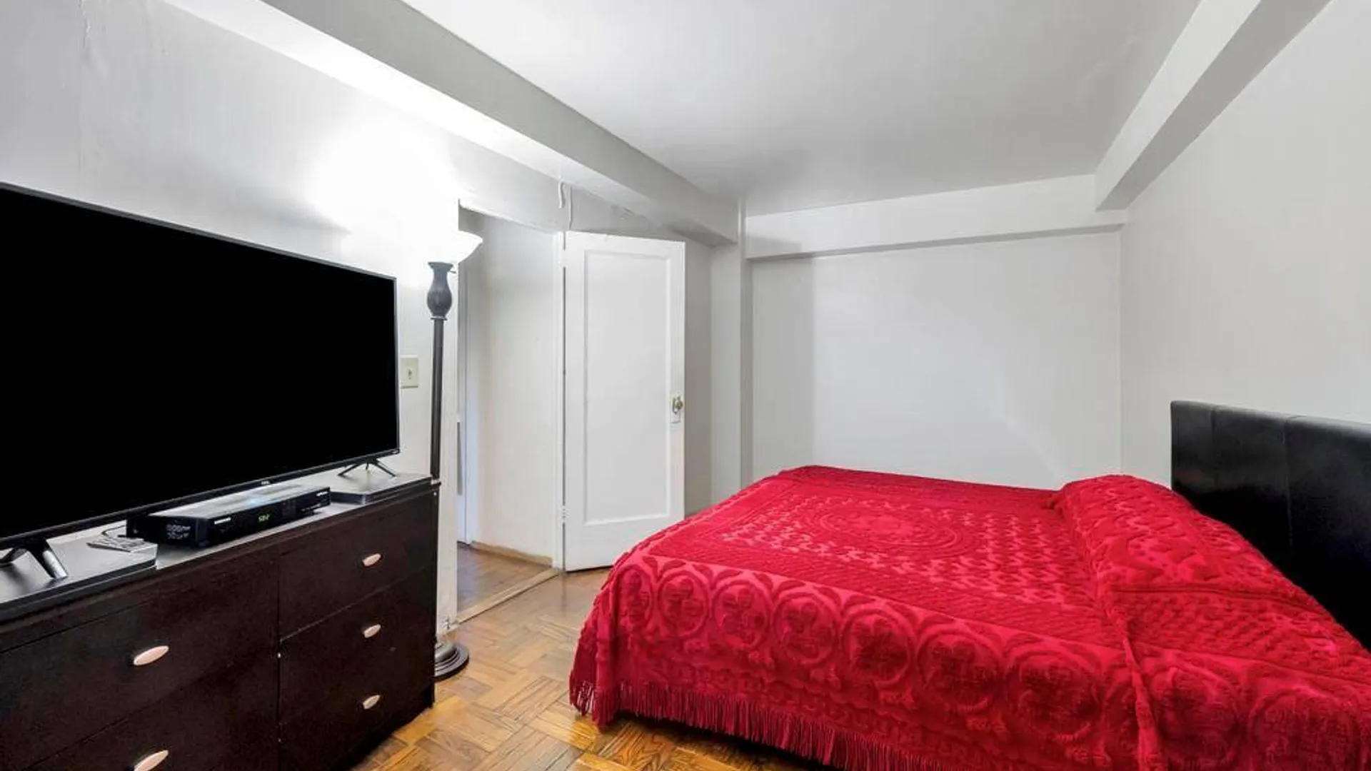 Property at 1690 Metropolitan Avenue, Bronx, NY 10462 8
