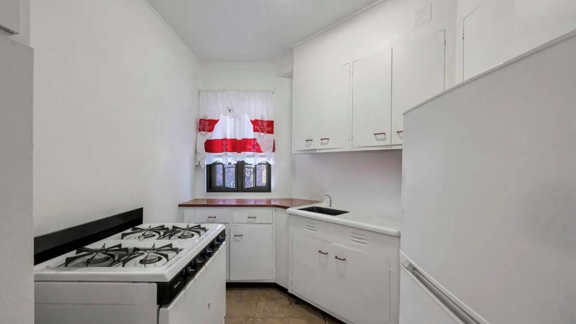 Property at 1690 Metropolitan Avenue, Bronx, NY 10462 9
