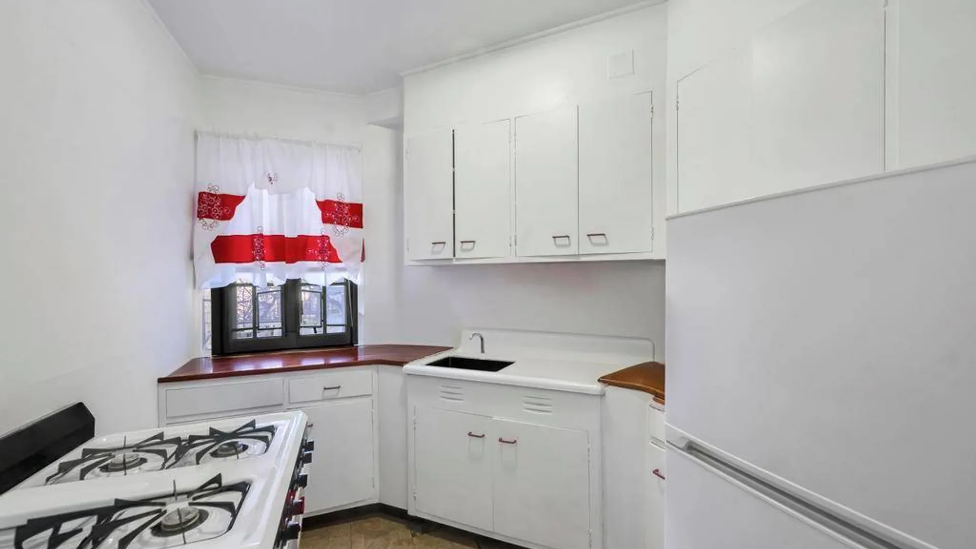 Property at 1690 Metropolitan Avenue, Bronx, NY 10462 10