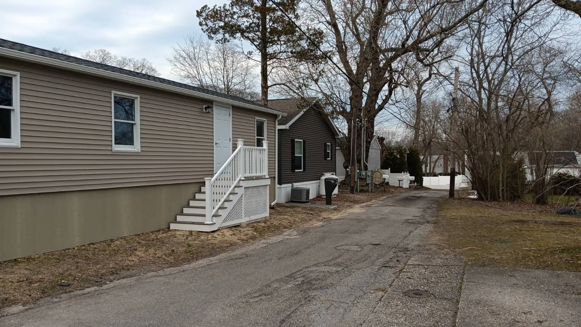 Property at 725 East Ave Ext, Riverhead, NY 11901 4